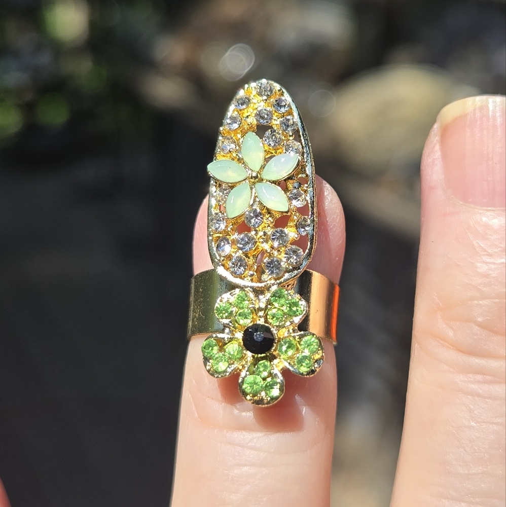 Green & Gold Floral Nail Ring with Vintage Charm - Picture 6 of 7
